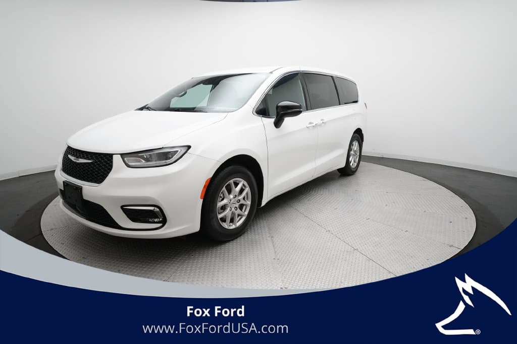 2025 Chrysler Pacifica Select — photo 1 of 36