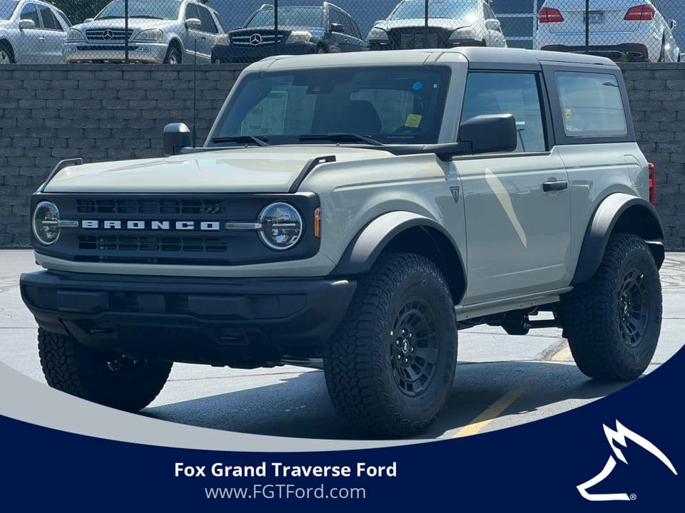 2026 Ford Bronco Base — photo 1 of 43