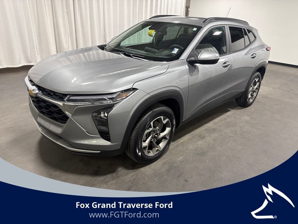 2025 Chevrolet Trax LT — photo 1 of 33
