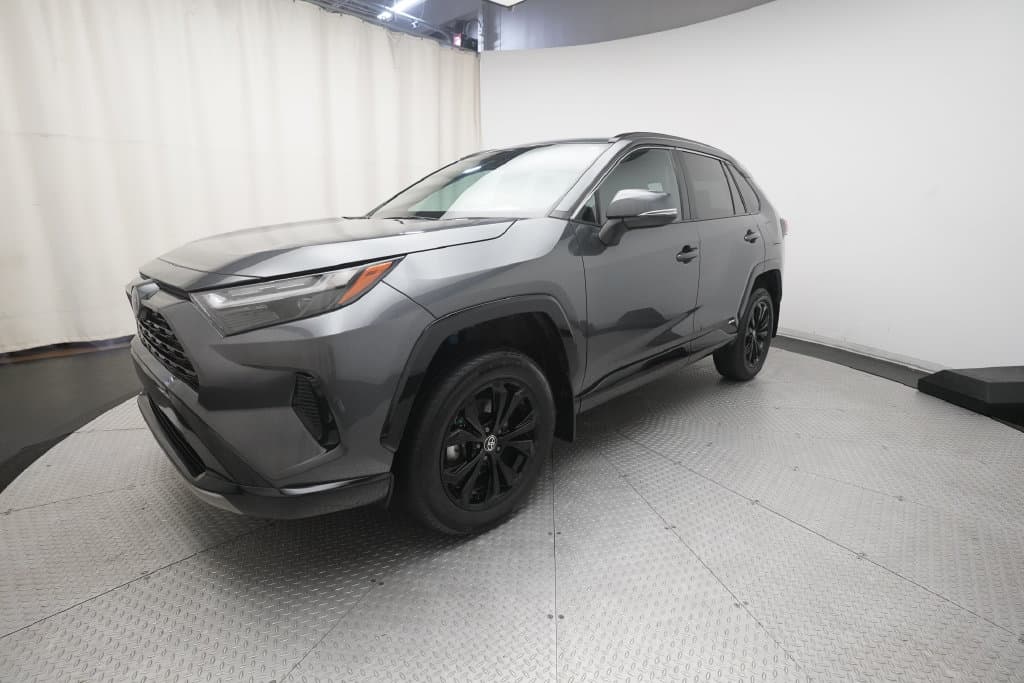 2023 Toyota RAV4 Hybrid SE — photo 1 of 36