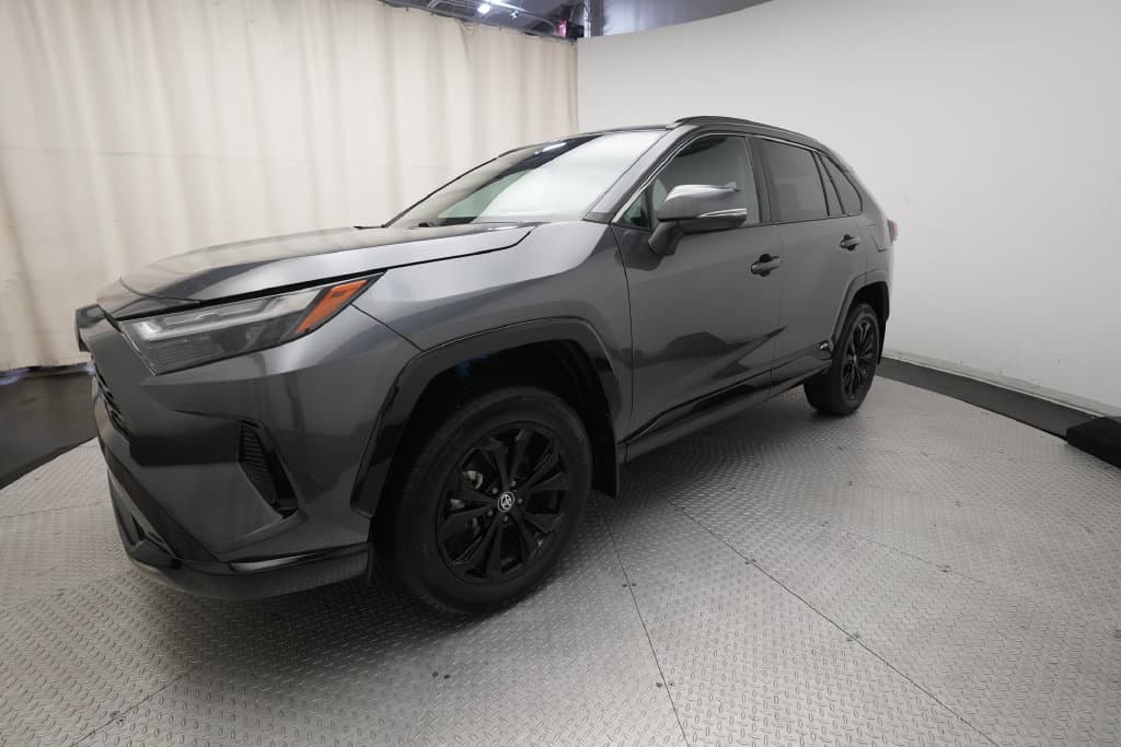 2025 Toyota RAV4 Hybrid SE — photo 1 of 35