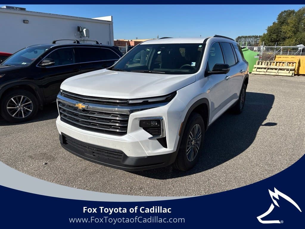 2025 Chevrolet Traverse AWD LT — photo 1 of 12