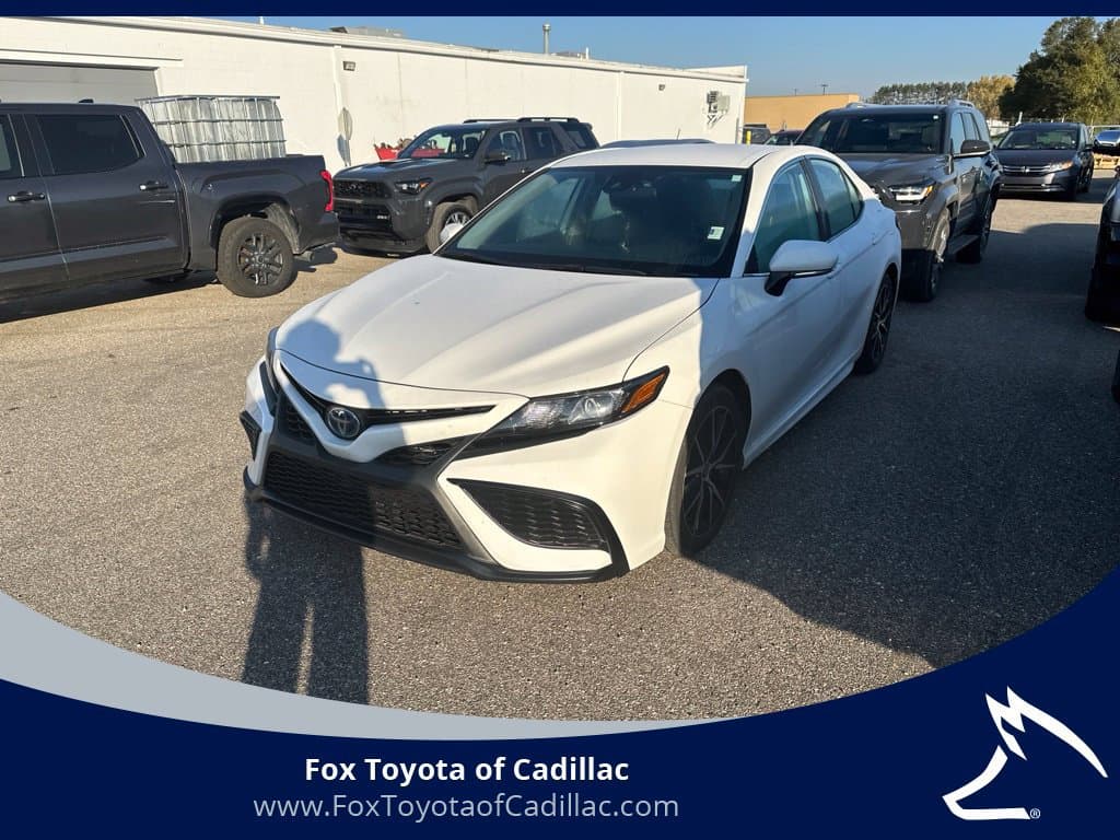 2024 Toyota Camry Base — photo 1 of 15