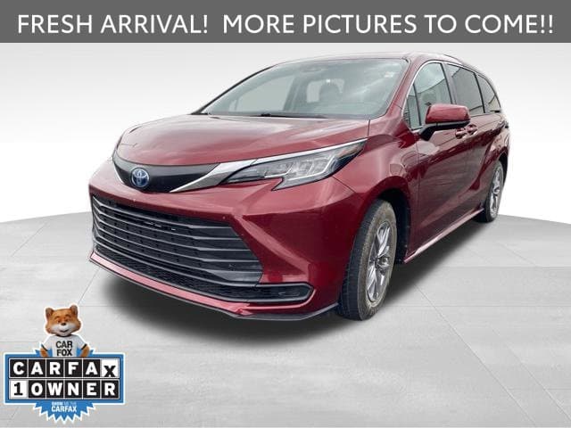 2022 Toyota Sienna LE — photo 1 of 10