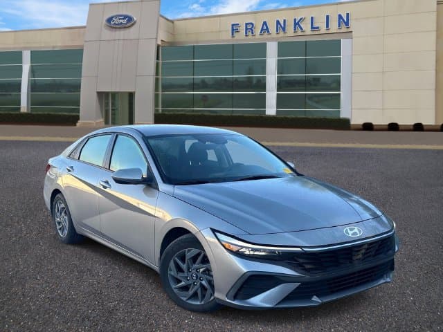 2024 Hyundai Elantra SEL — photo 1 of 11