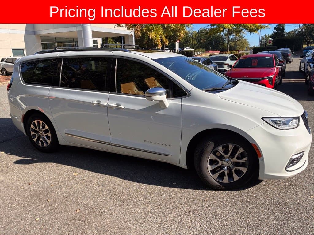 2024 Chrysler Pacifica Hybrid Pinnacle — photo 1 of 10