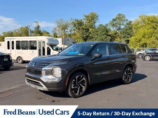 2024 Mitsubishi Outlander Base — photo 1 of 23
