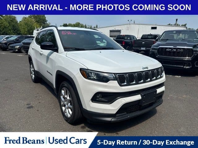 2023 Jeep Compass Latitude Lux — photo 1 of 13