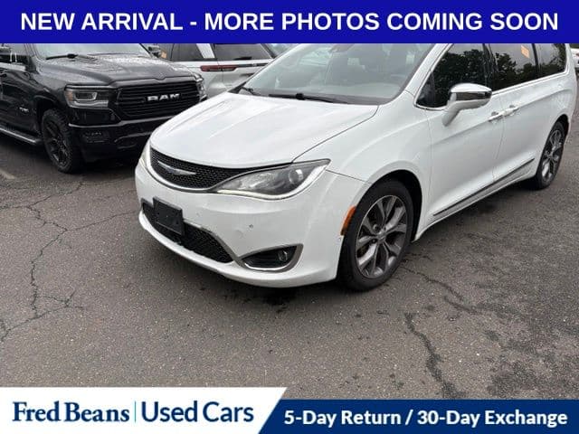 2018 Chrysler Pacifica Limited — photo 1 of 15