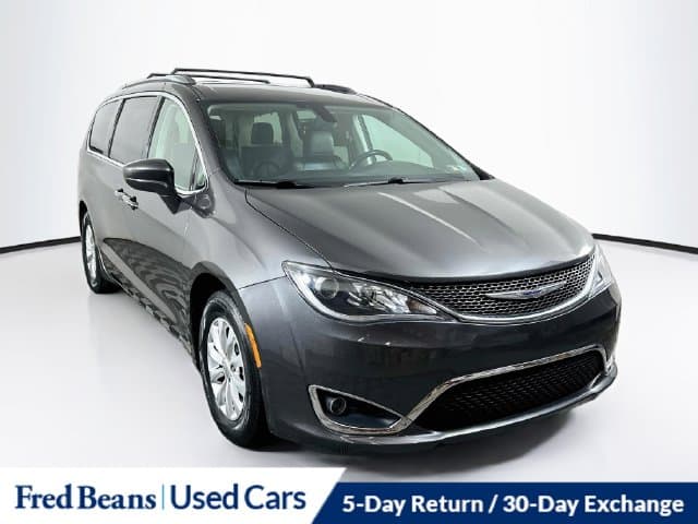 2019 Chrysler Pacifica Touring L — photo 1 of 38