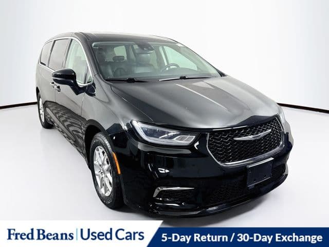 2023 Chrysler Pacifica Touring L — photo 1 of 42