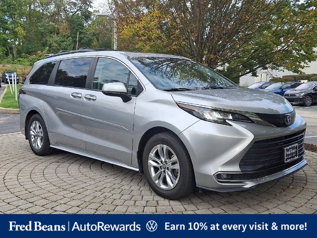 2022 Toyota Sienna XLE — photo 1 of 39