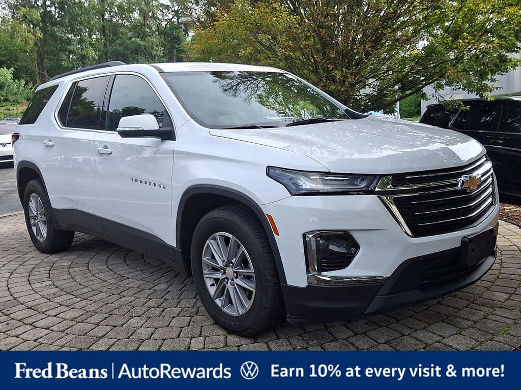 2022 Chevrolet Traverse Base — photo 1 of 38