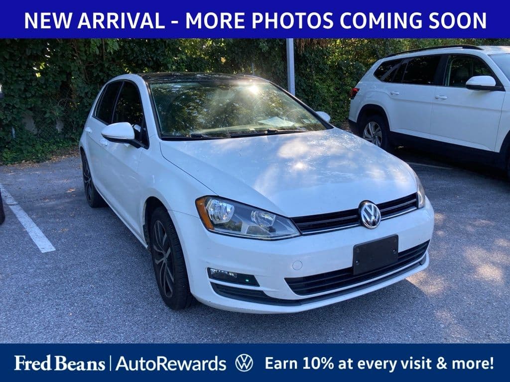2017 Volkswagen Golf Base — photo 1 of 14