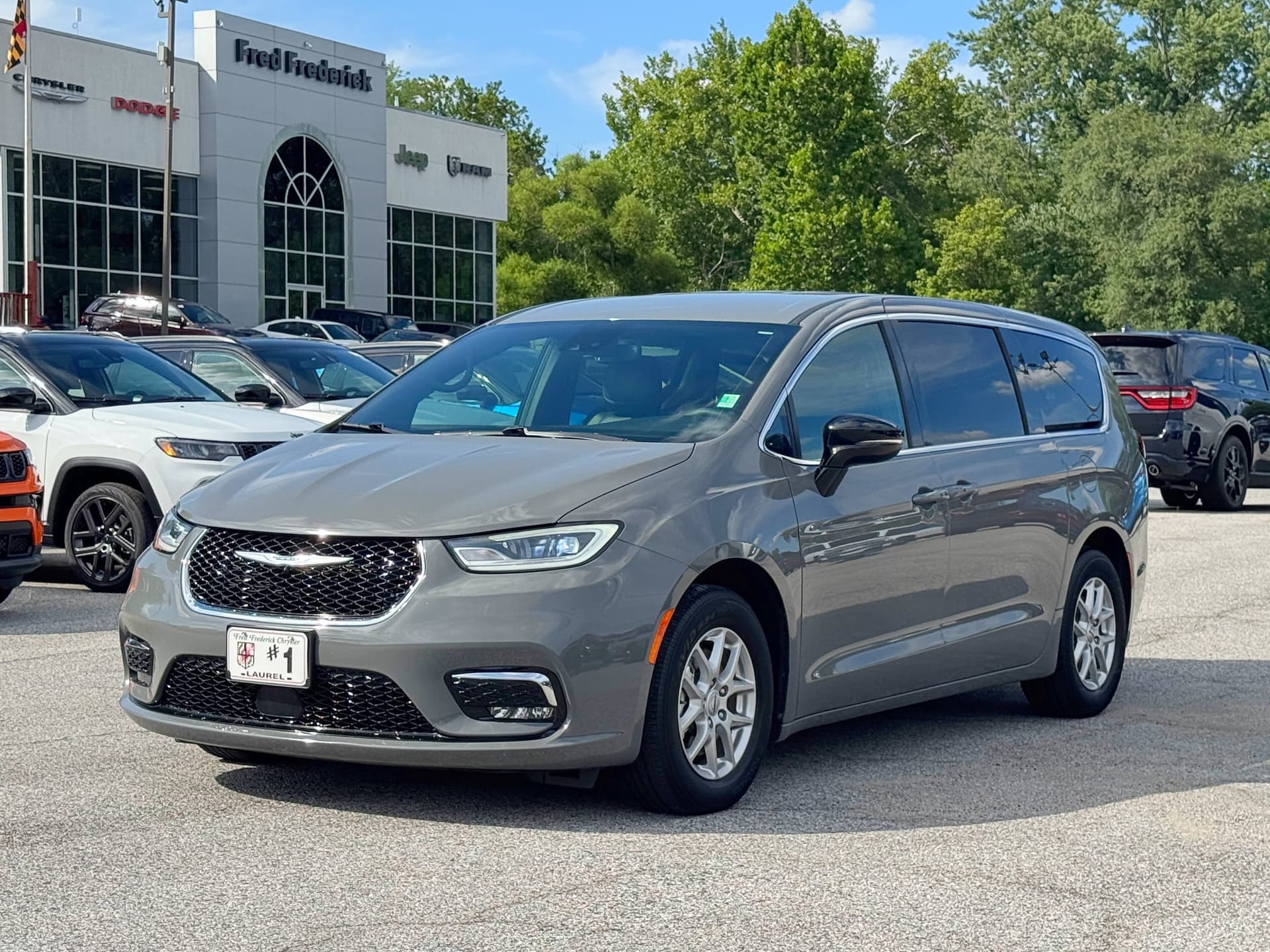 2025 Chrysler Pacifica Select — photo 1 of 34