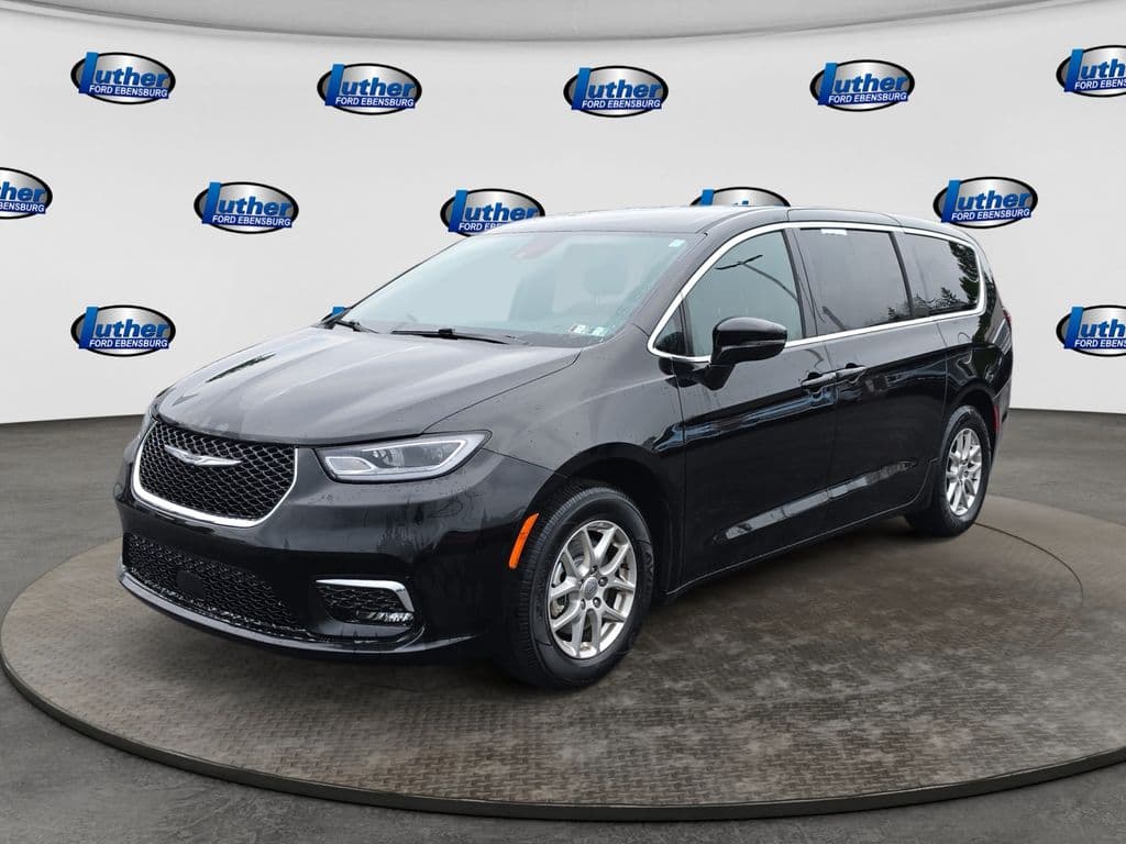 2025 Chrysler Pacifica Select — photo 1 of 31
