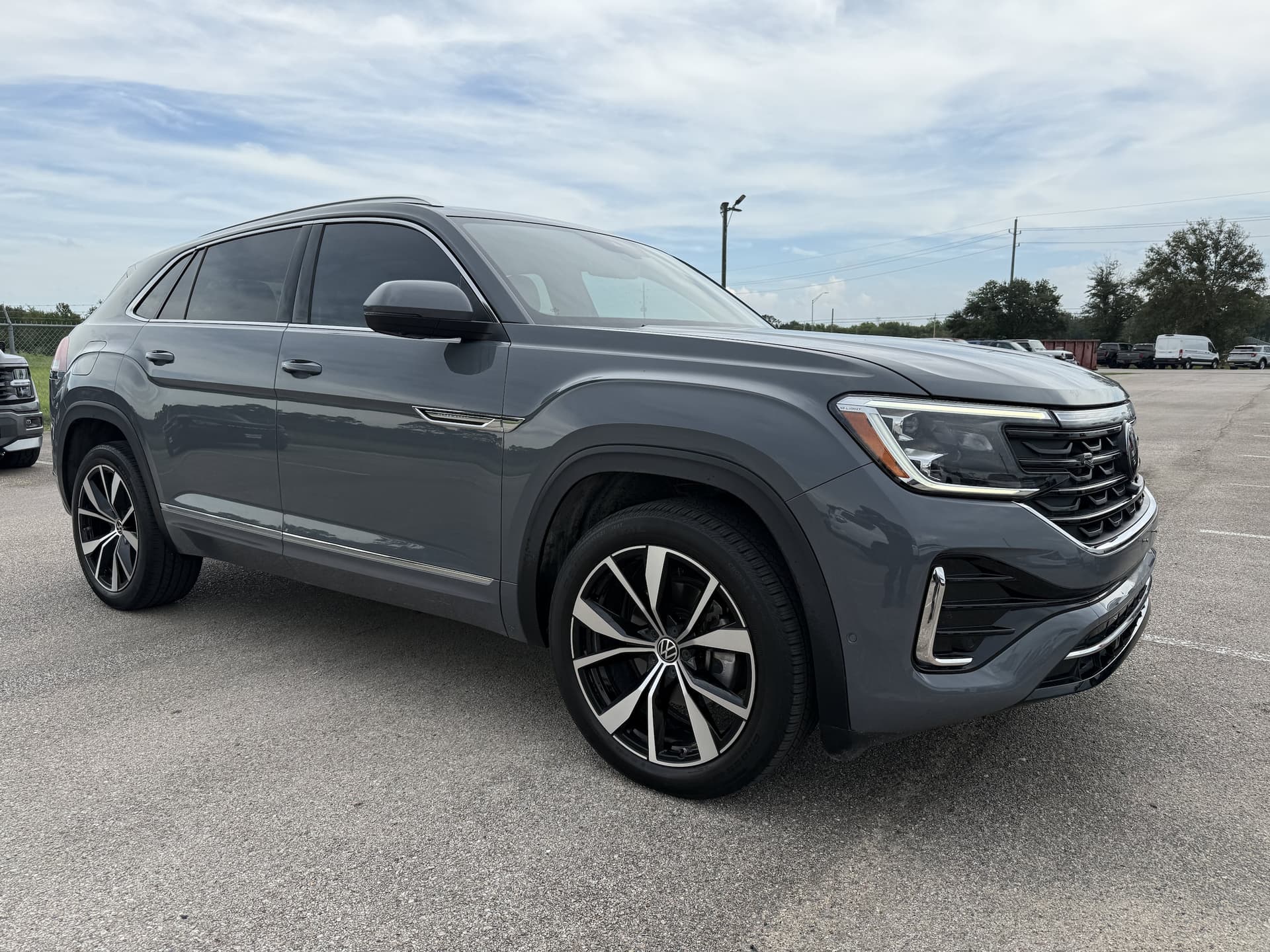 2024 Volkswagen Atlas Cross Sport 2.0T SEL Premium R-Line — photo 1 of 5
