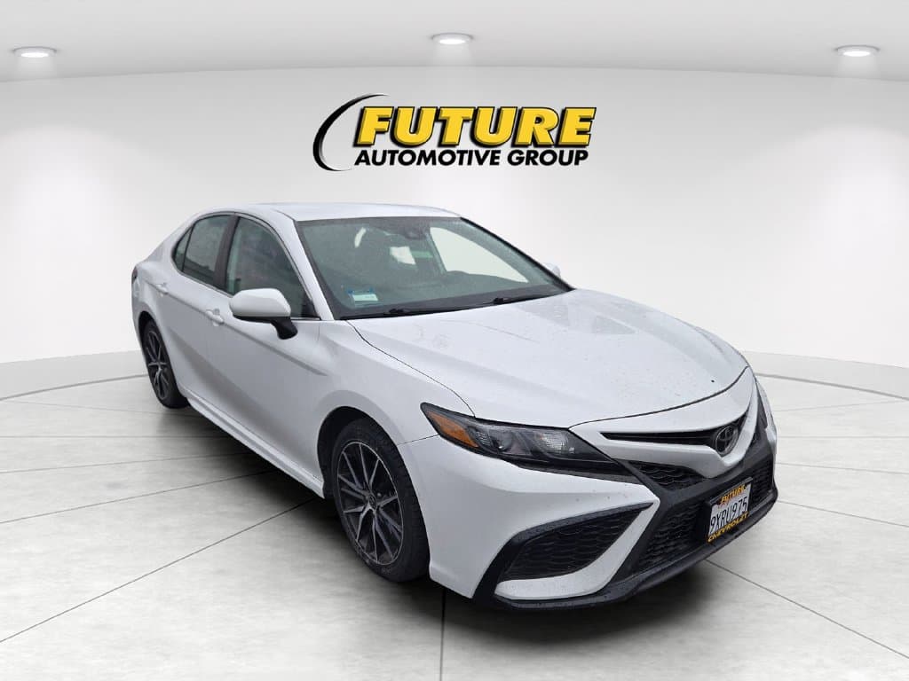 2024 Toyota Camry SE — photo 1 of 3
