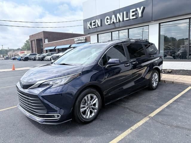 2022 Toyota Sienna XLE — photo 1 of 32