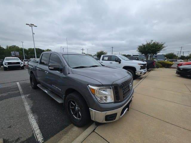 2019 Nissan Titan SV — photo 1 of 6