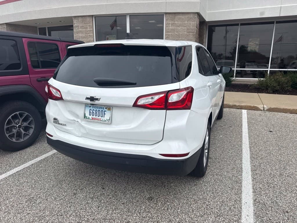 2021 Chevrolet Equinox LS — photo 1 of 4