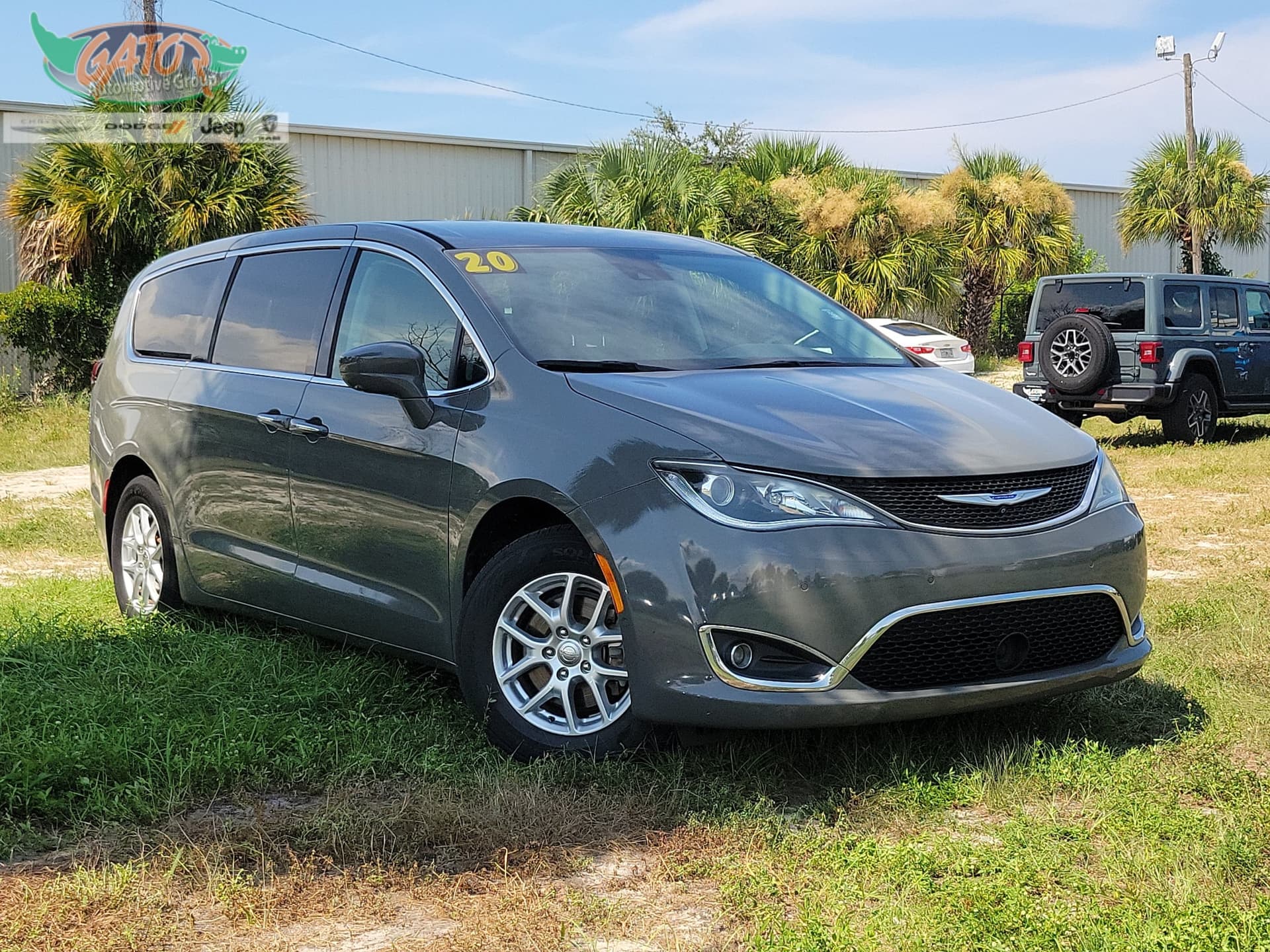 2020 Chrysler Pacifica Touring — photo 1 of 26