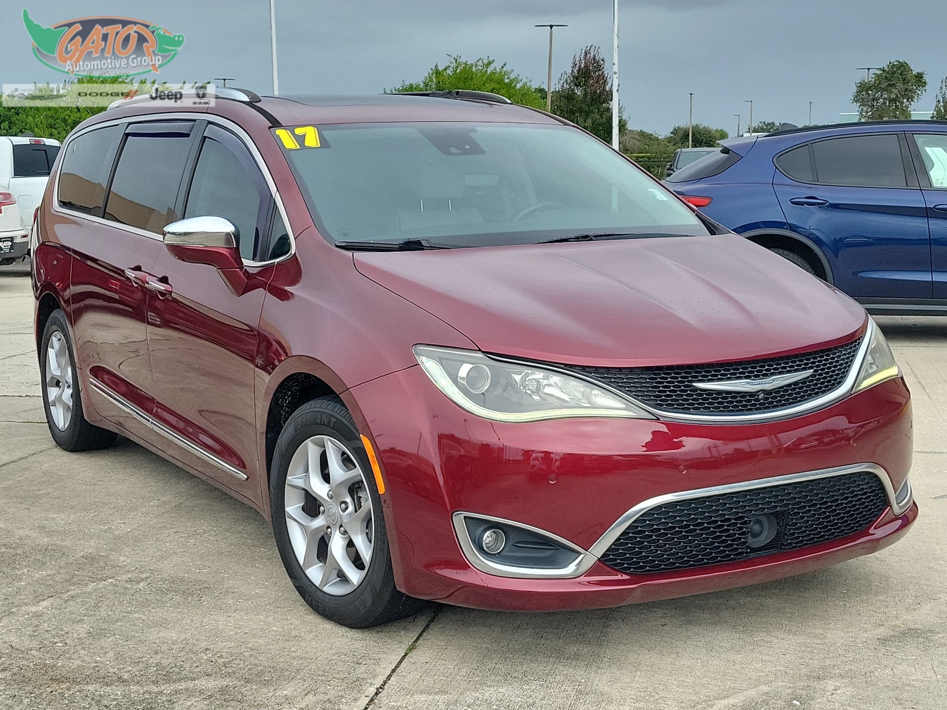 2017 Chrysler Pacifica Limited — photo 1 of 32