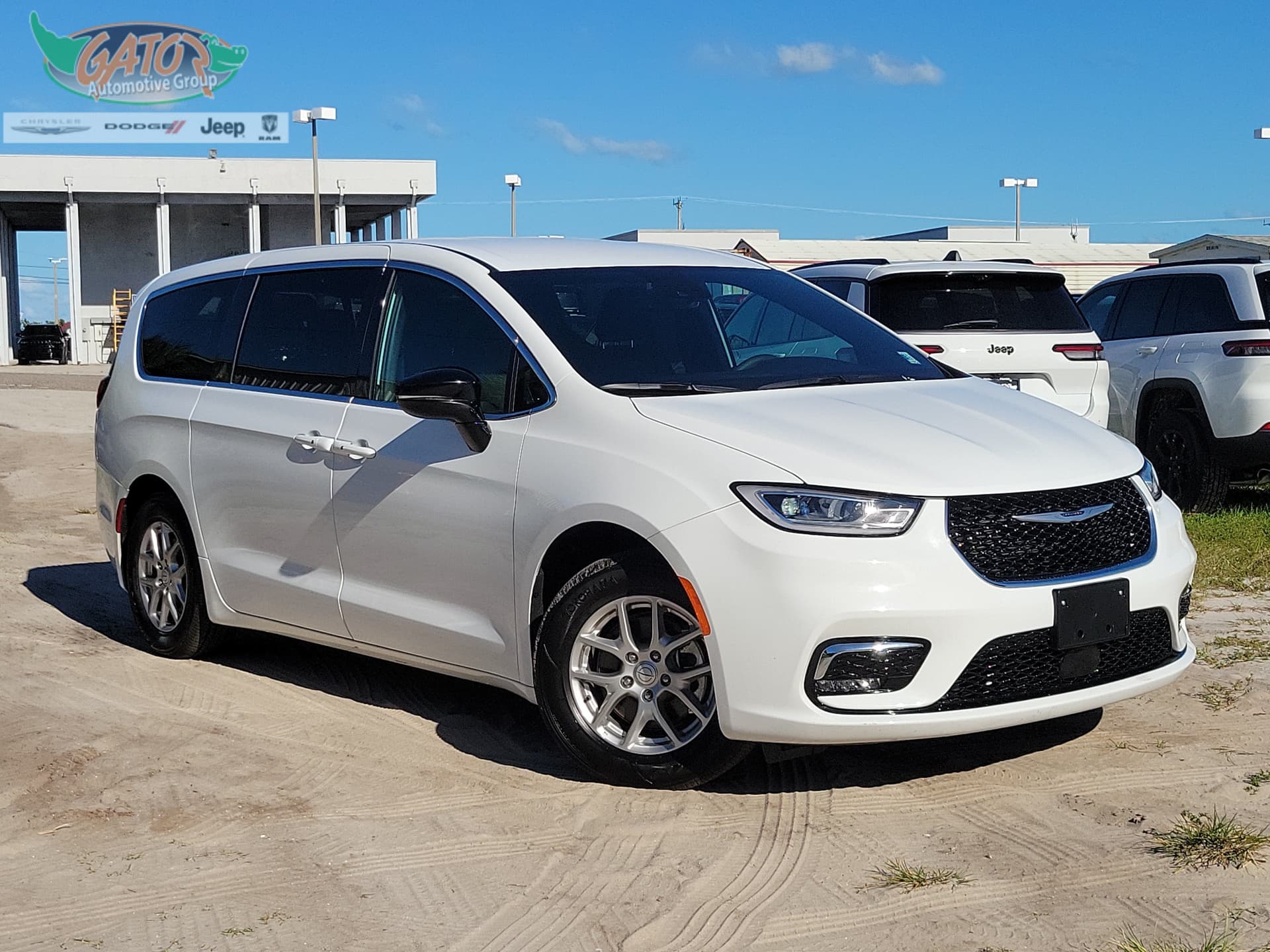 2026 Chrysler Pacifica Select — photo 1 of 25