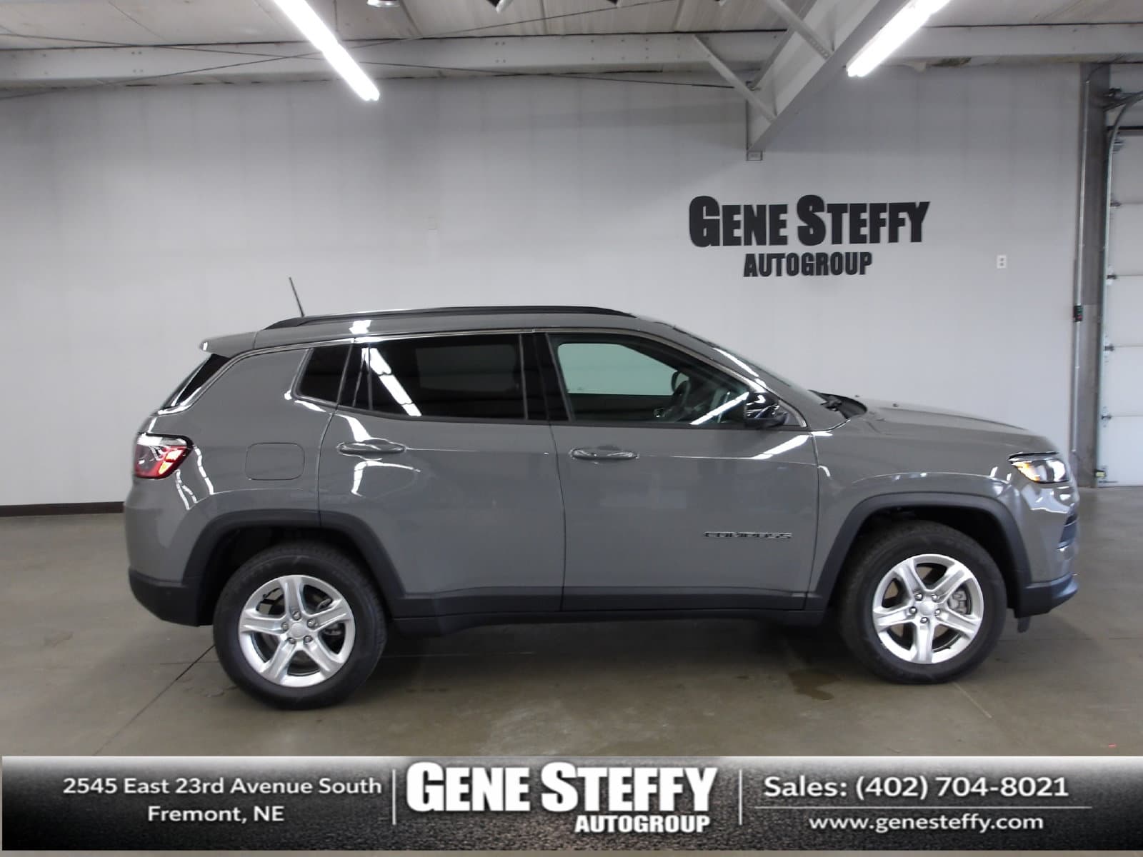 2023 Jeep Compass Latitude — photo 1 of 12