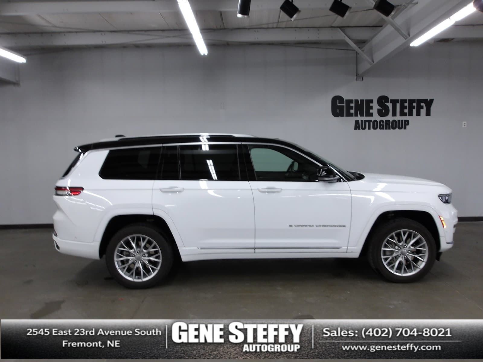 2023 Jeep Grand Cherokee L Summit — photo 1 of 12