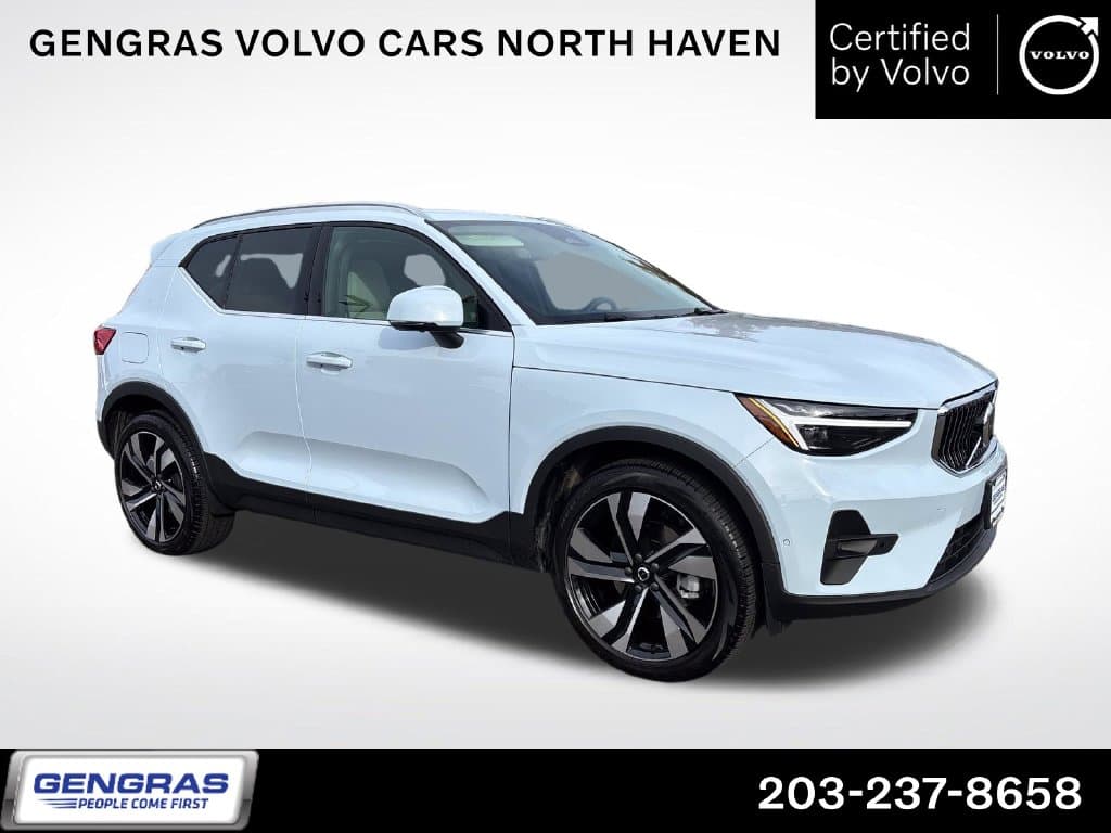 2025 Volvo XC40 Base — photo 1 of 43