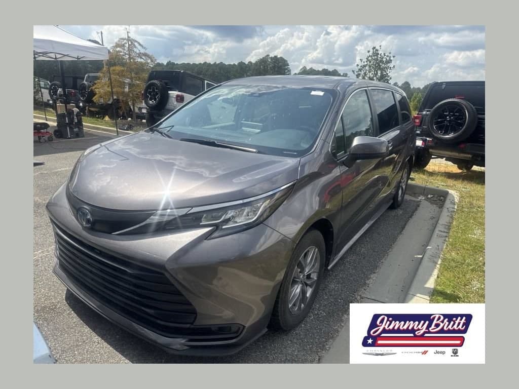 2023 Toyota Sienna LE — photo 1 of 16
