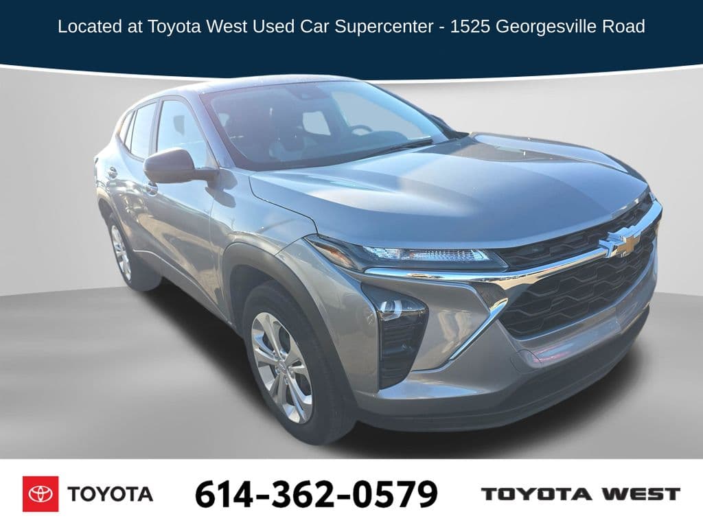 2025 Chevrolet Trax LS — photo 1 of 17