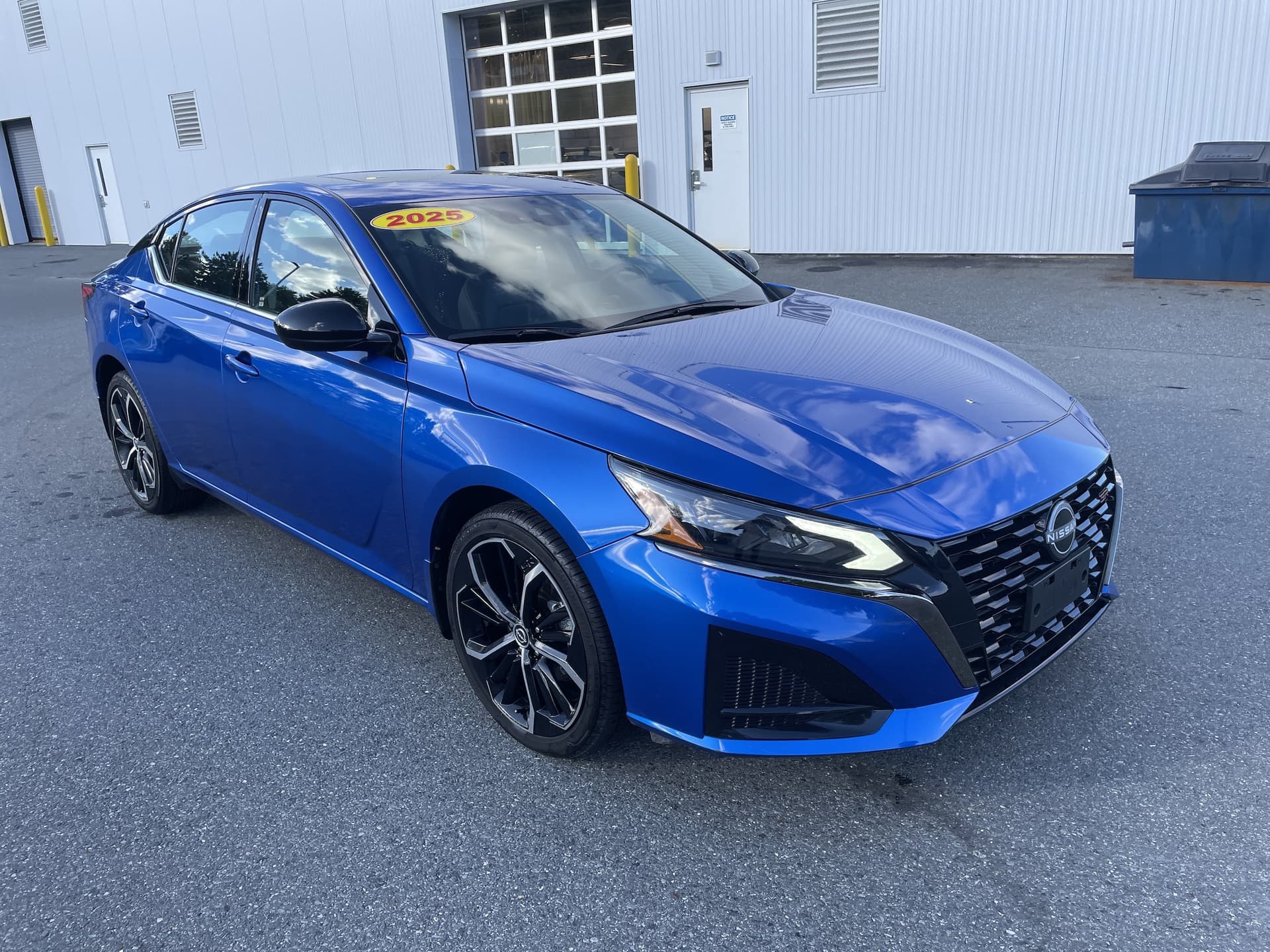 2025 Nissan Altima SR — photo 1 of 4