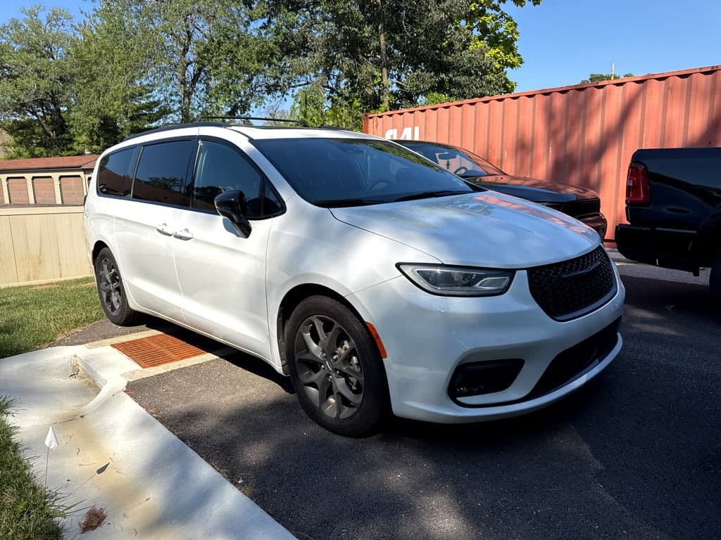 2025 Chrysler Pacifica Limited — photo 1 of 6