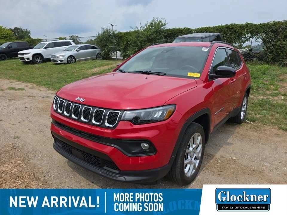 2023 Jeep Compass Latitude Lux — photo 1 of 8