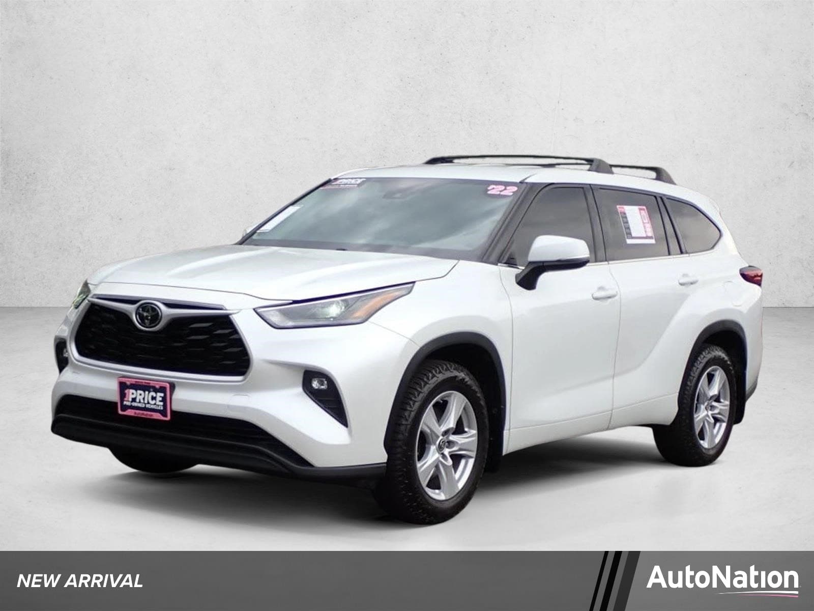 2022 Toyota Highlander LE — photo 1 of 24
