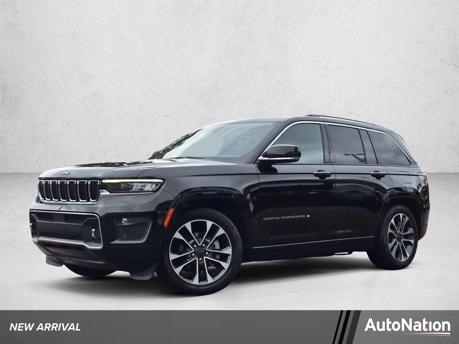 2023 Jeep Grand Cherokee Overland — photo 1 of 26