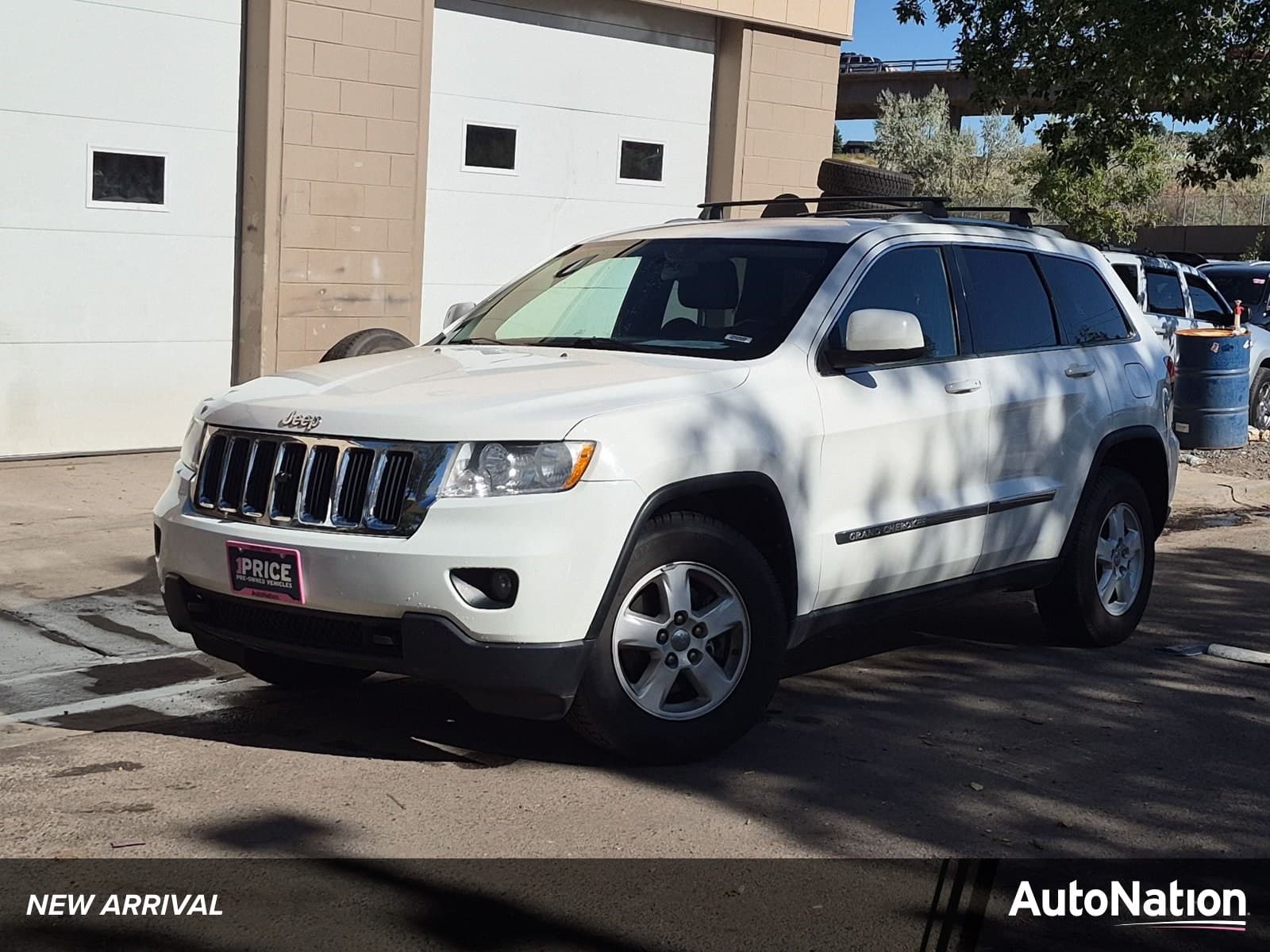 2011 Jeep Grand Cherokee Laredo — photo 1 of 16