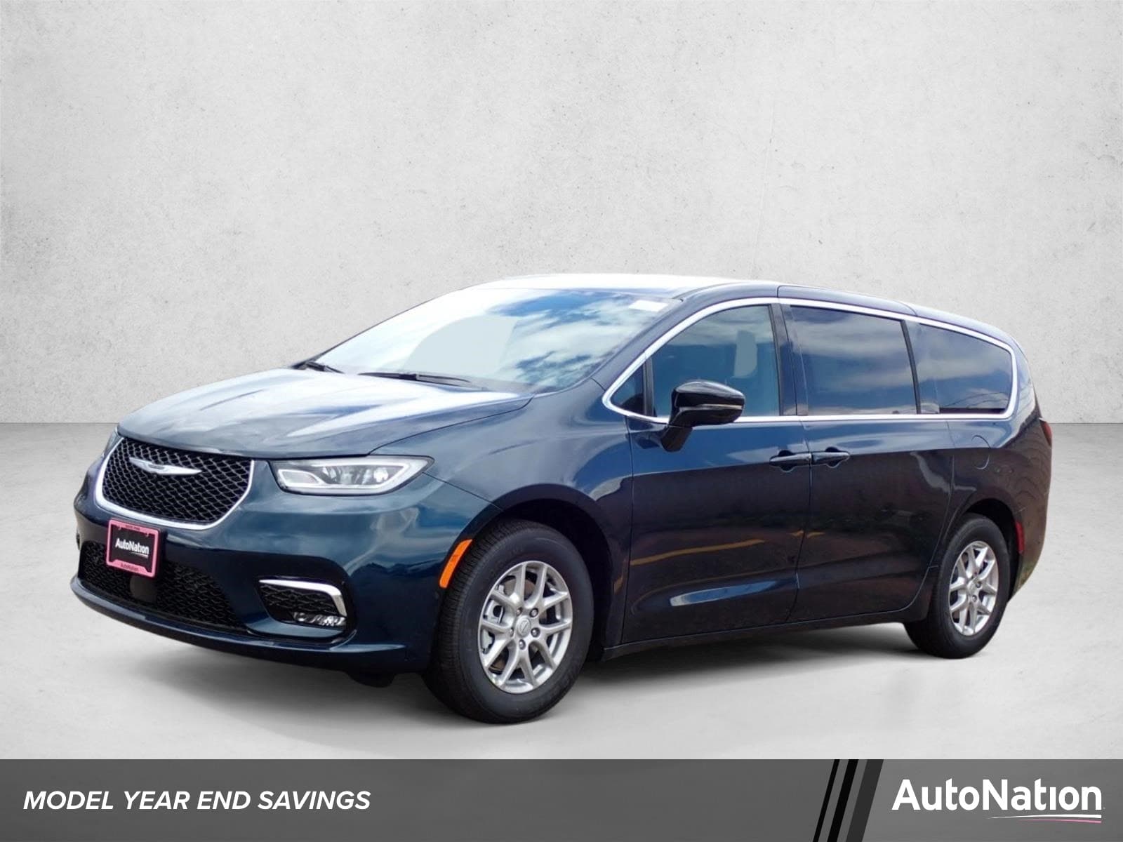 2025 Chrysler Pacifica Select — photo 1 of 39
