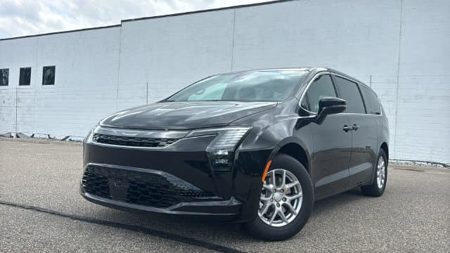 2027 Chrysler Pacifica Select — photo 1 of 42