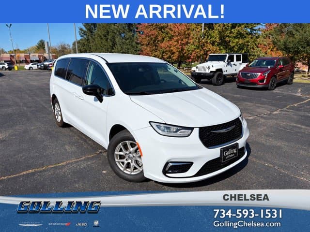 2024 Chrysler Pacifica Touring L — photo 1 of 17