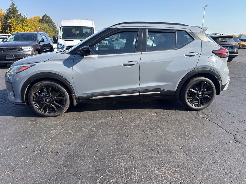 2021 Nissan Kicks SR — photo 1 of 8