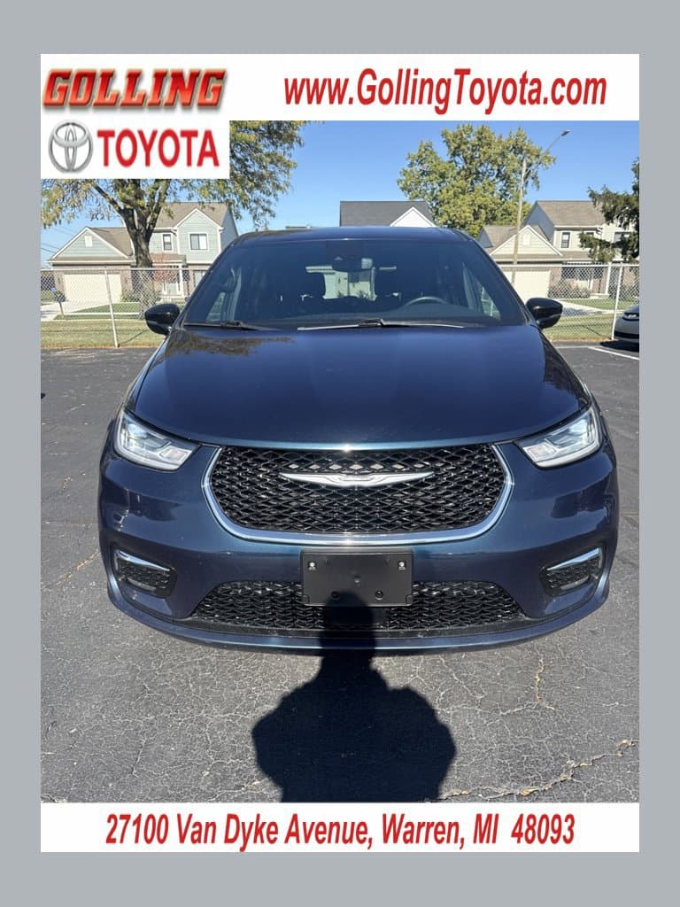 2024 Chrysler Pacifica Touring — photo 1 of 8