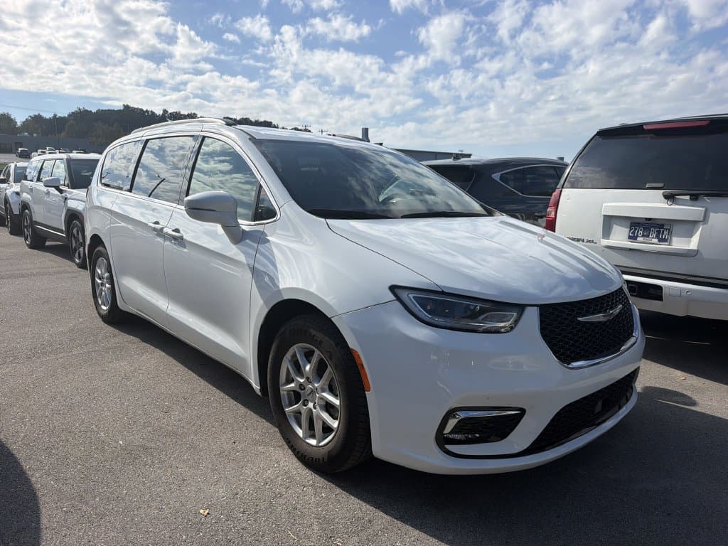 2022 Chrysler Pacifica Touring L — photo 1 of 10