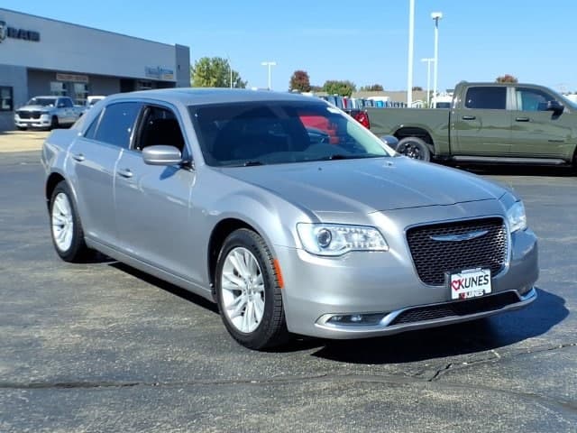 2017 Chrysler 300 Limited — photo 1 of 20