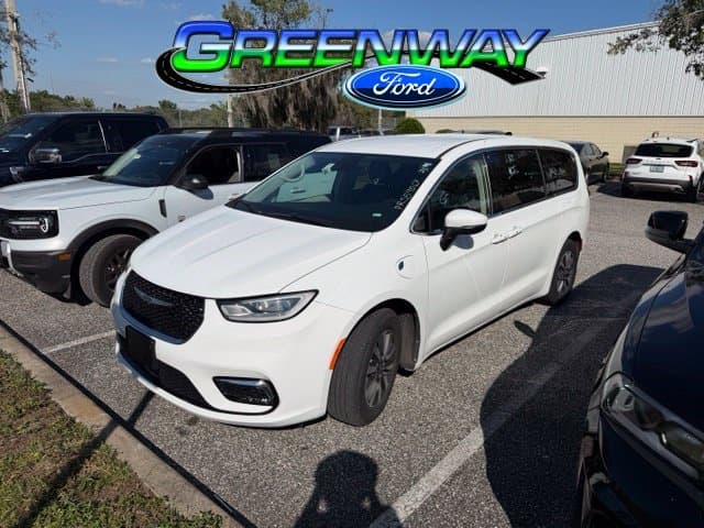 2023 Chrysler Pacifica Touring L — photo 1 of 23