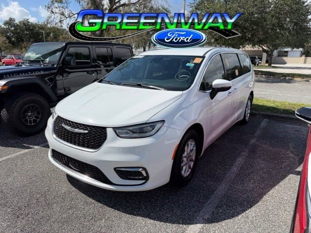 2023 Chrysler Pacifica Touring L — photo 1 of 23