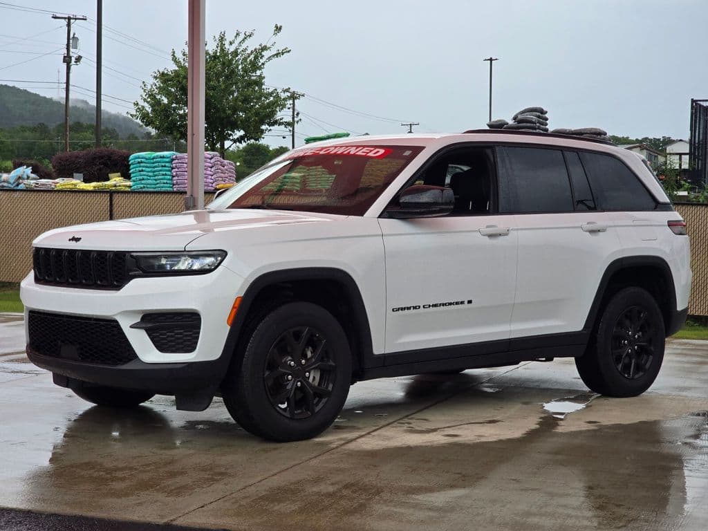 2025 Jeep Grand Cherokee Altitude — photo 1 of 34