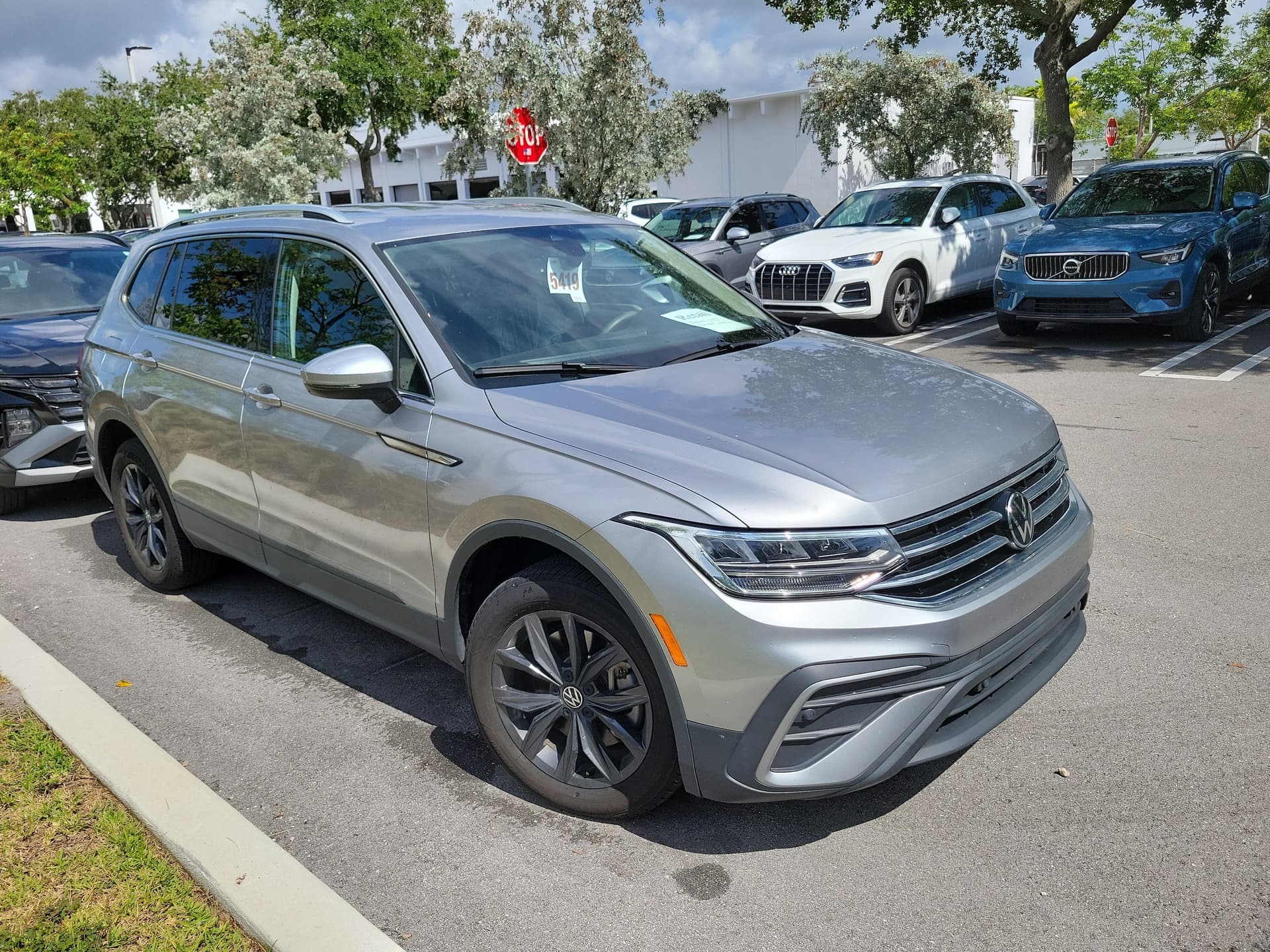 2024 Volkswagen Tiguan SE — photo 1 of 4